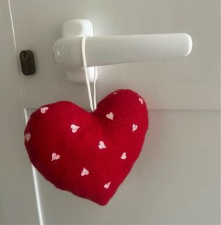 Cuore pendente in feltro realizzato a mano