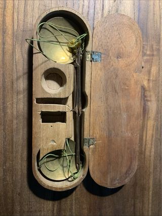 Antica bilancia monetale in ottone