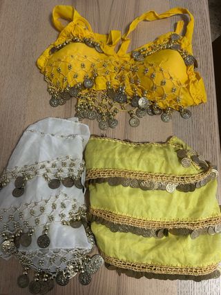 Top e foulard con monete