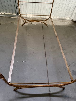 Cama de forja dorada antigua