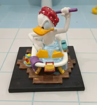 Figura Donald en bañera con patito
