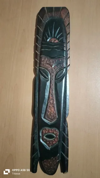 Máscara africana de madera tallada