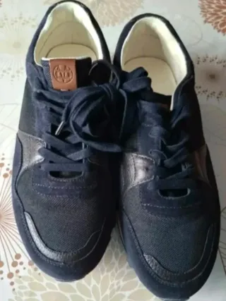 Zapatillas deportivas negras y plateadas
