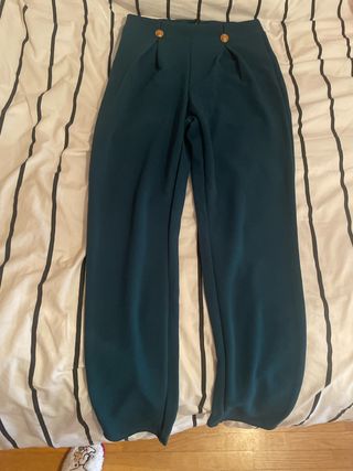 Pantalón verde azulado con botones dorados