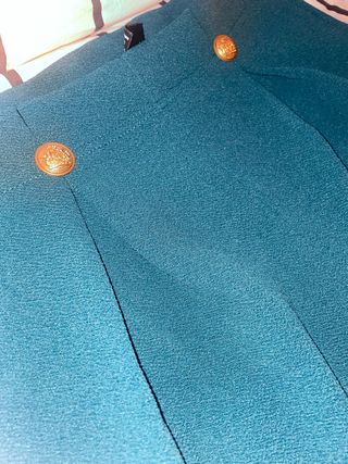 Pantalón verde azulado con botones dorados