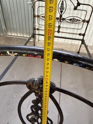 Cama de forja antigua con detalles florales