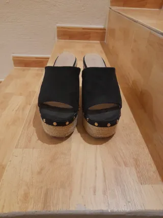 Chanclas cuña negras y beige