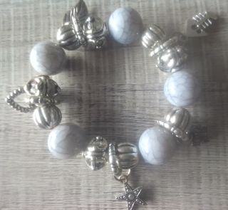 Pulsera elástica con charms plateados