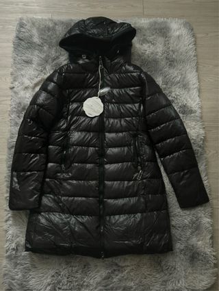 Piumino nero con cappuccio