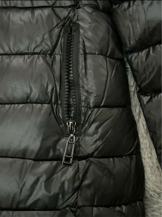 Piumino nero con cappuccio