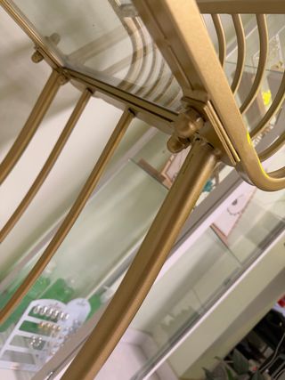 Mesa centro cristal y metal dorado