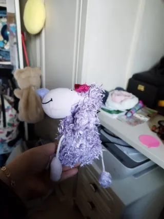 Peluche cane viola con fiocco rosa