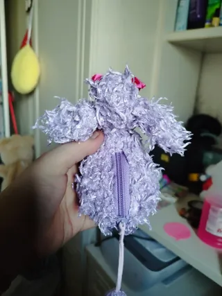 Peluche cane viola con fiocco rosa