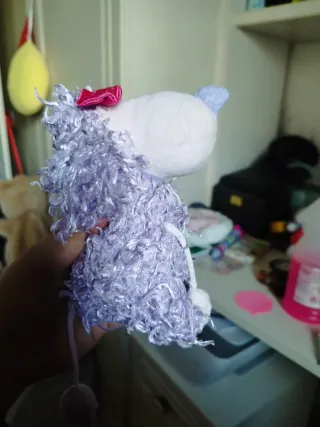 Peluche cane viola con fiocco rosa