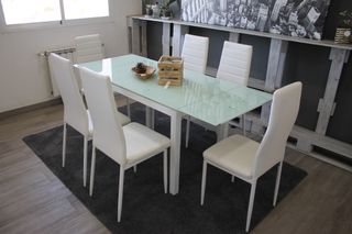 MESA EXTENSIBLE CON SEIS SILLAS
