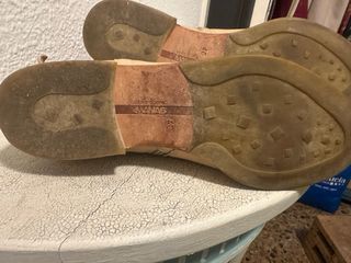 Botines piel beige y marrón con tachuelas