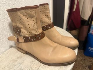 Botines piel beige y marrón con tachuelas