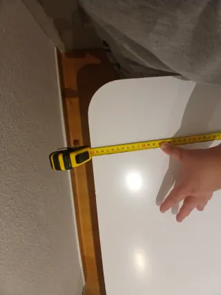 Mesa auxiliar blanca de madera