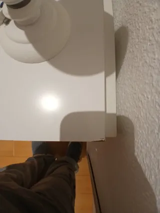 Mesa auxiliar blanca de madera