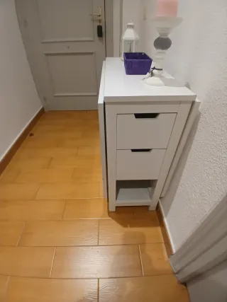 Mesa auxiliar blanca de madera