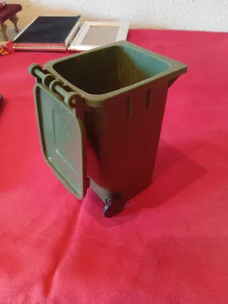 Reproducción cubo basura plástico duro