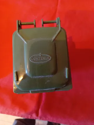 Reproducción cubo basura plástico duro