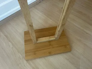 Perchero de pie de madera