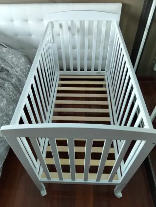 Cuna blanca con colchón viscoelástico