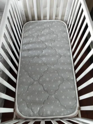 Cuna blanca con colchón viscoelástico