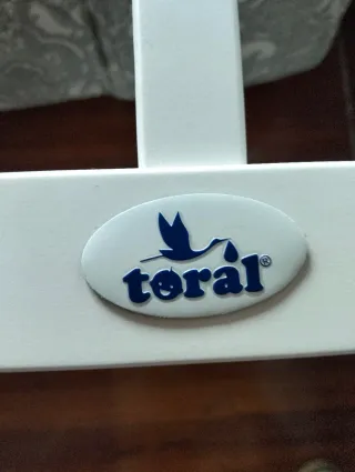 Cuna blanca con colchón viscoelástico