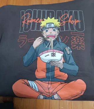 Sudadera marron con estampado de Naruto.