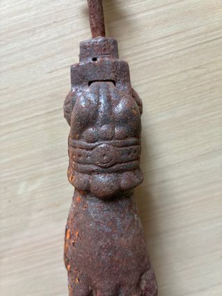 Llamador antiguo de mano oxidado