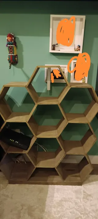 Estantería hexagonal de madera