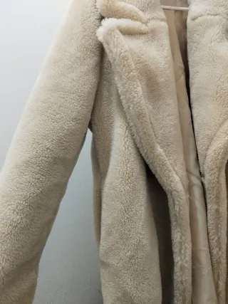 Puesto 2 veces,Abrigo largo beige de borreguito.