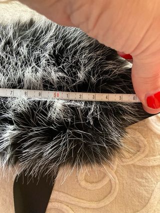 Cuello de pelo blanco y negro