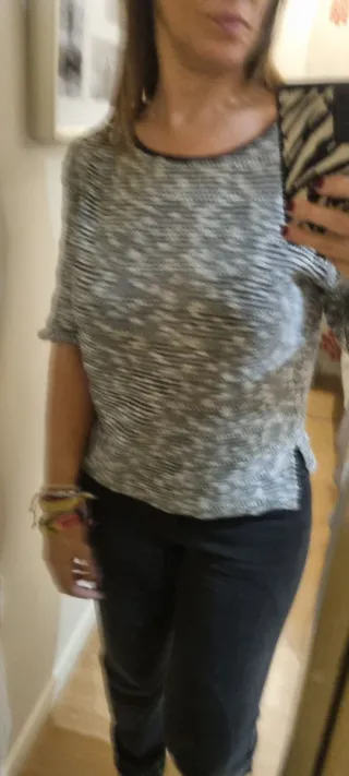 Jersey gris y blanco de punto