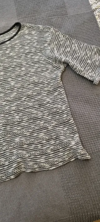 Jersey gris y blanco de punto