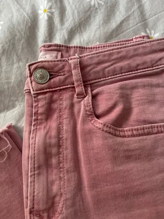 Pantalones rosas con rotos