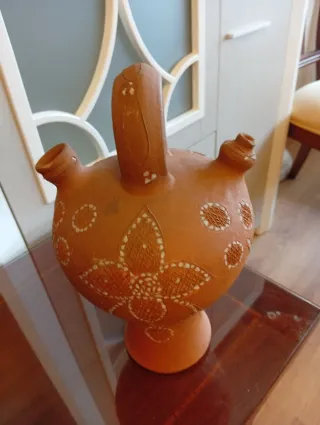 Botijo de barro con dibujos