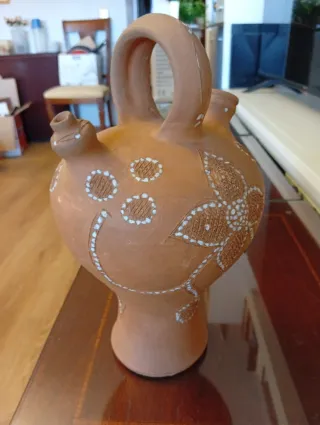 Botijo de barro con dibujos