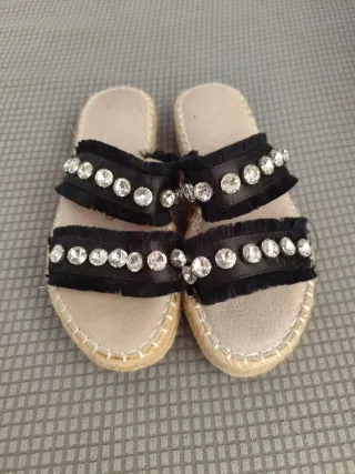 Sandalias verano Talla 37 adornos brillantes