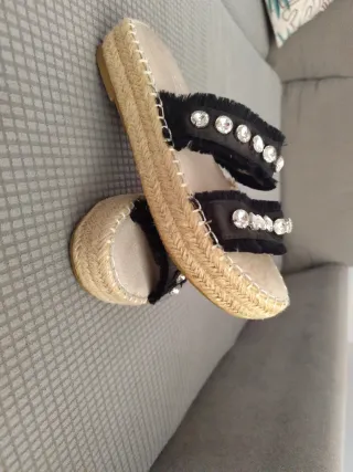 Sandalias verano Talla 37 adornos brillantes