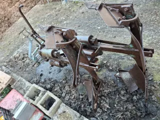 Arado de 2 surcos con 3 puntos de enganche