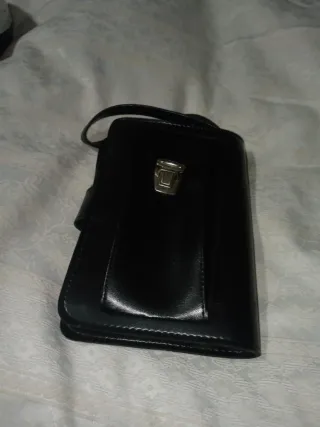 Cartera de mano negra