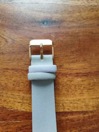 Reloj de pulsera dorado y gris