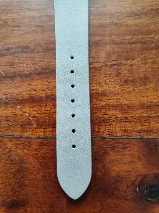 Reloj de pulsera dorado y gris