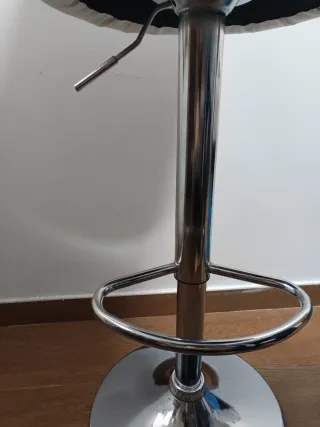 Taburete de barra blanco y plateado