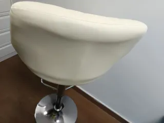 Taburete de barra blanco y plateado