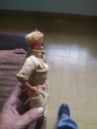 Muñeca Barbie con traje de exploradora