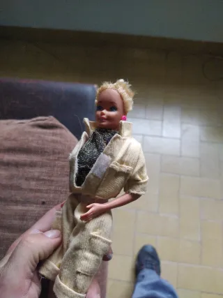 Muñeca Barbie con traje de exploradora